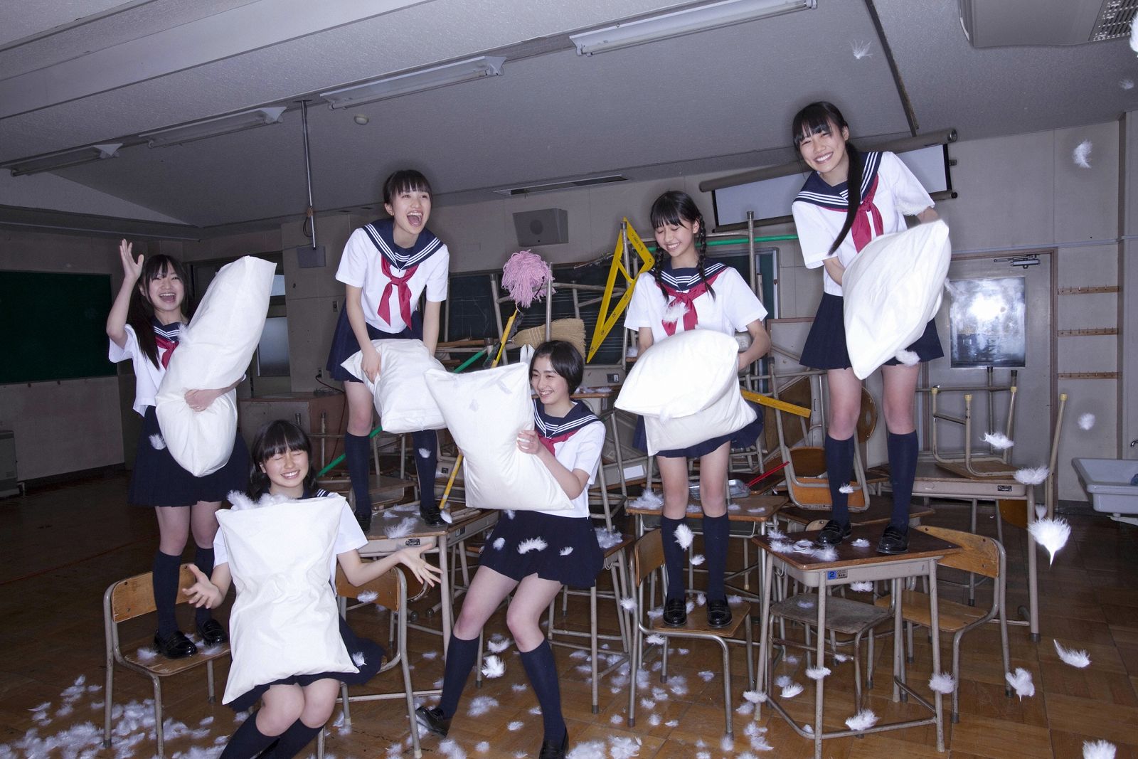 [YS Web] Vol.402 momoiro clover z(桃色幸运草Z) 写真集