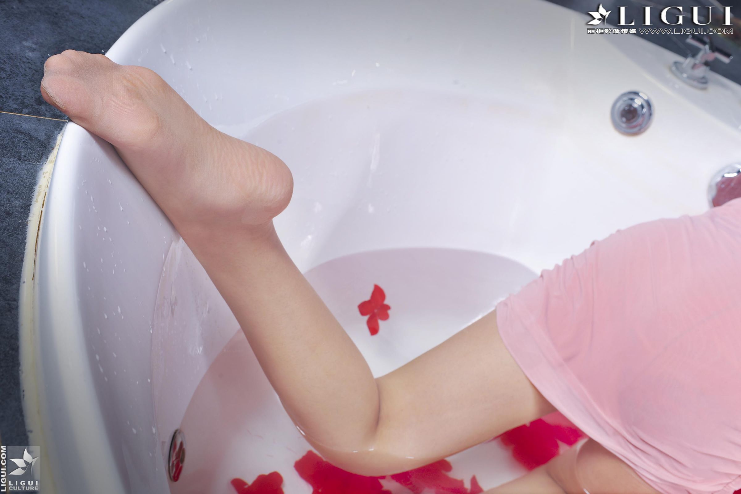 [LIGUI丽柜] 小杨幂 - 粉色丽人浴缸美足