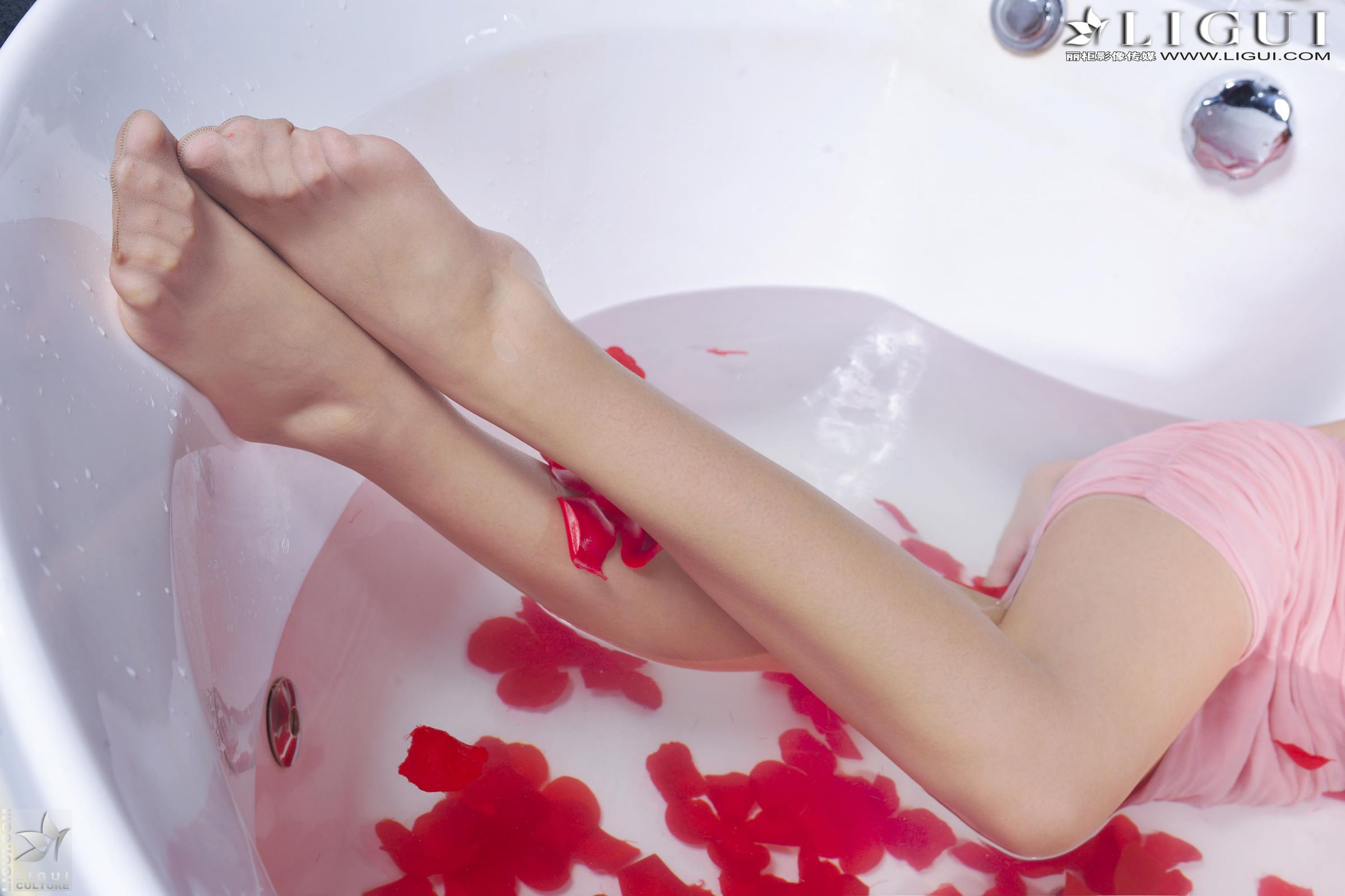 [LIGUI丽柜] 小杨幂 - 粉色丽人浴缸美足