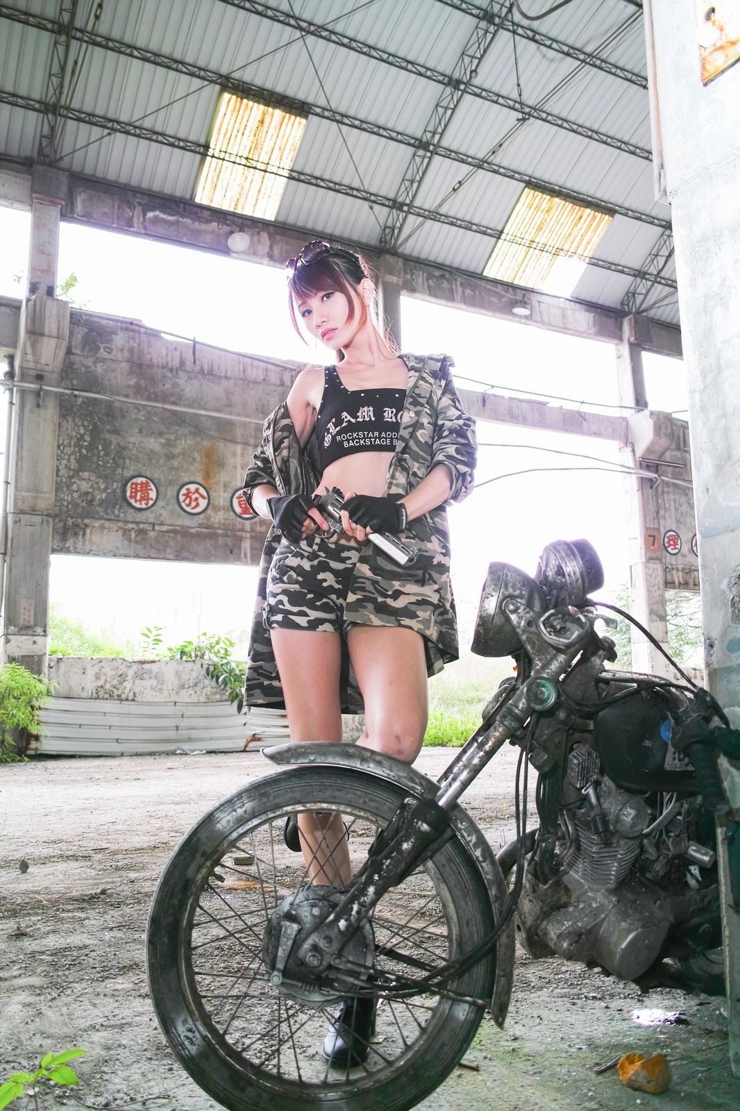 [网络收集] 甜心Candice - 南港廢墟美女特警角色扮演COS写真
