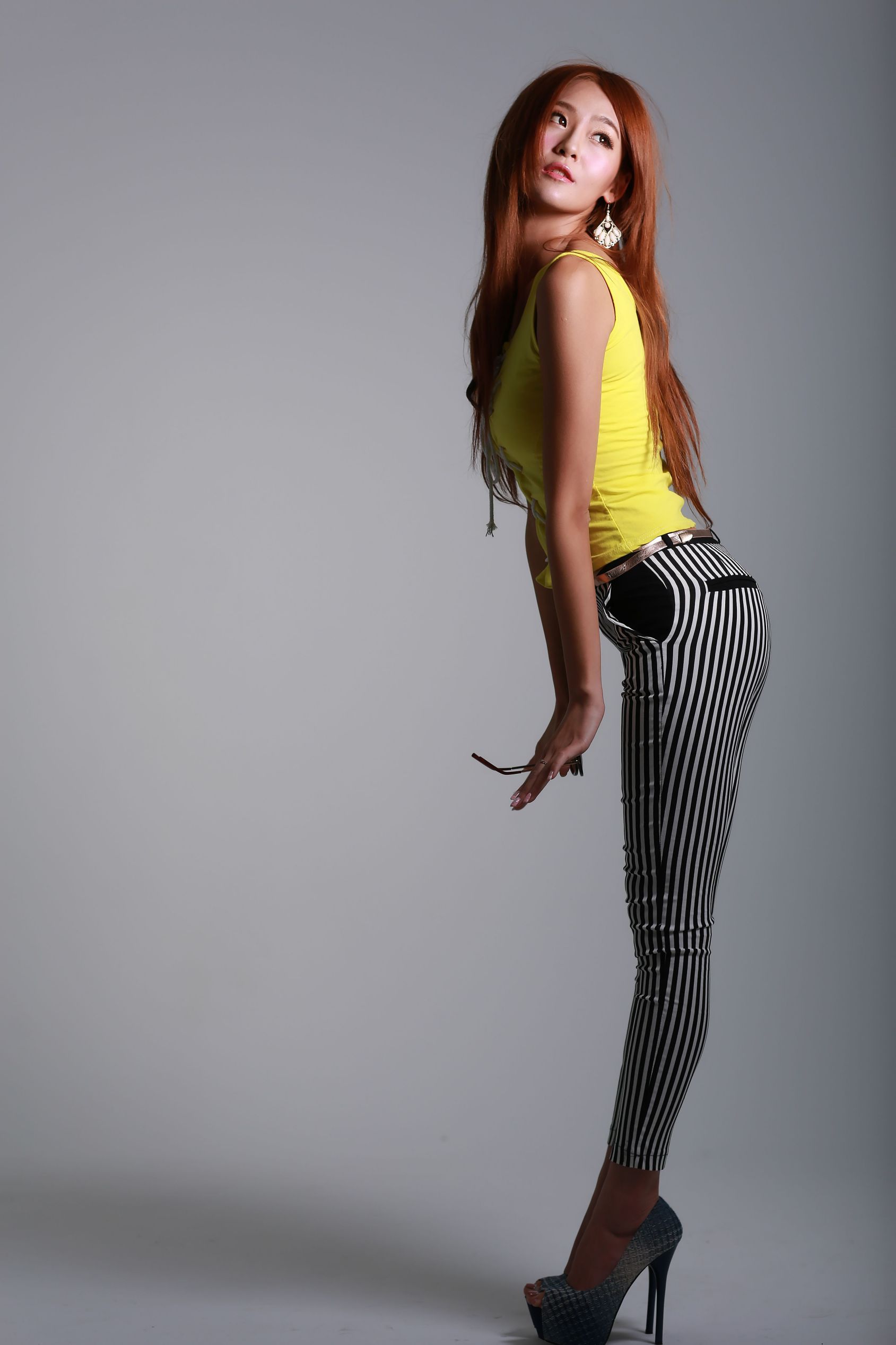 [Beautyleg番外篇套图] 台湾腿模Winnie小雪 - 琴二棚拍時尚調写真